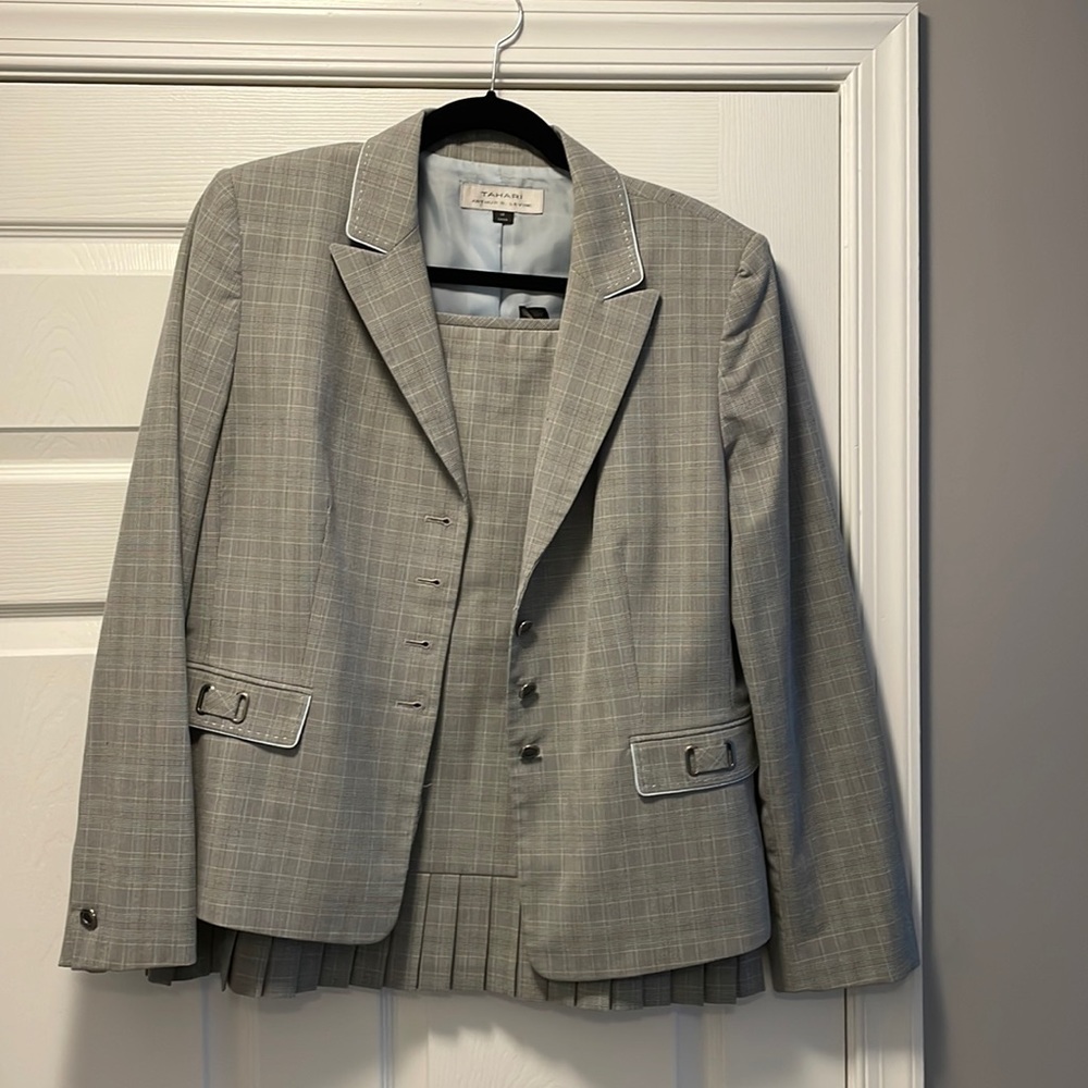 Tahari skirt suit, size 14, good used condition